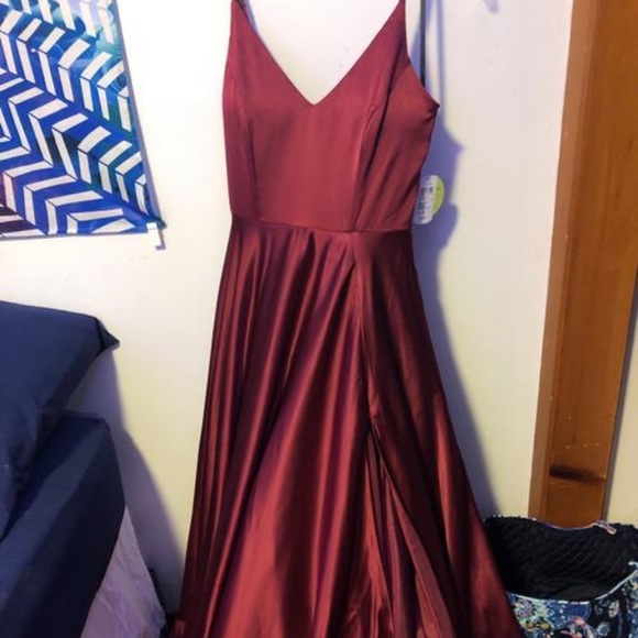 Satin red gown - Picture 3 of 3